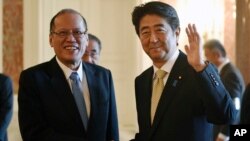 Tổng thống Philippine President Benigno Aquino và Thủ tướng Nhật Bản Shinzo Abe (phải) trong cuộc đàm phán song phương hôm 4/6. 