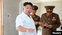 Lãnh tụ Bắc Triều Tiên Kim Jong Un hướng dẫn việc xây cất nhà ở cho các giáo viên trường đại học công nghệ Kim Chaek tại Bình Nhưỡng.