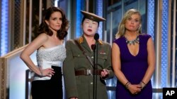 Tina Fey, Amy Poehler, và Margaret Cho châm chọc vụ hacking vào hãng Sony vì bộ phim The Interview.