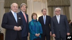 Từ trái: Ngoại trưởng Pháp Laurent Fabius, Ngoại trưởng Mỹ John Kerry, bà Catherine Ashton, Ngoại trưởng Anh Philip Hammond và Ngoại trưởng Đức Frank-Walter Steinmeier tại Vienna, ngày 23/11/2014.