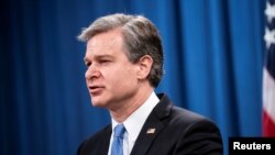 Giám đốc FBI Christopher Wray tại cuộc họp báo ngày 28/10/2020.