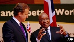 Thủ tướng Anh David Cameron (trái) và Tổng thống Nam Phi Jacob Zuma dự một cuộc họp báo tại thủ đô Pretoria, Nam Phi