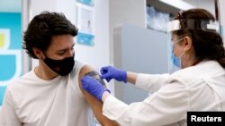 Thủ tướng Canada Justin Trudeau được tiêm vaccine AstraZeneca tại một tiệm thuốc ở Ottawa, Ontario, Canada, ngày 23/4/2021. 