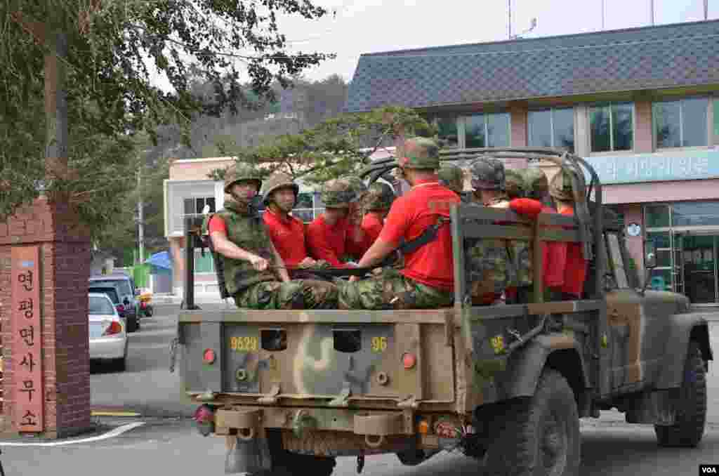 Xe chở thủy qu&acirc;n lục chiến H&agrave;n Quốc tr&ecirc;n đảo Yeonpyeong. (Photo: VOA / Steve Herman)