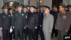 Ông Đái Bỉnh Quốc và ông Kim Jong Il trong cuộc gặp tại Bắc Triều Tiên