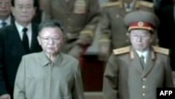 Đứng trước quần chúng nhiều nghi ngờ hơn, ông Kim Jong-il (trái) dựa vào đội quân 1 triệu người và mạng lưới các phần tử trung thành để đàn áp bất cứ người bất đồng chính kiến nào