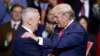 Tổng thống đắc cử Donald Trump (phải) giới thiệu Tướng James Mattis, người được đề cử làm bộ trưởng quốc phòng, tại một cuộc mít tinh ở Fayetteville, N.C., 6/12/2016.