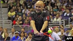 Andre Agassi, tay vợt đoạt 8 danh hiệu Grand Slam, tham gia giải quần vợt đặc biệt HSBC Champions Series cùng với các ngôi sao lừng danh như Pete Sampras, Jimmy Connors, John McEnroe và Michael Chang (ảnh tư liệu)