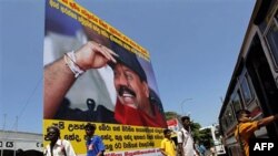 Hình Tổng thống Sri Lanka Mahinda Rajapaksa và khẩu hiệu của chiến dịch kêu gọi người dân tham gia cuộc biểu tình chống lại báo cáo của LHQ tại Colombo, ngày 21/4/2011