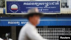 Một người đàn ông chạy xe ngang qua trụ sở Đảng Cứu quốc Campuchia (CNRP) ở Phnom Penh, ngày 17 tháng 11, 2017. 