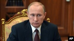 Người ta đã không thấy tổng thống Nga Vladimir Putin xuất hiện trước công chúng ít nhất 1 tuần lễ, và sự kiện này đã khơi ra những lời đồn đoán về sức khoẻ của ông 