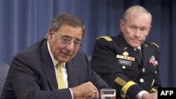 Bộ trưởng Quốc phòng Hoa Kỳ Leon Panetta và Chủ tịch Ủy ban Tham mưu Liên quân Mỹ, Tướng Martin Dempsey, trong cuộc họp báo tại Ngũ Giác Ðài