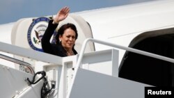 Phó Tổng thống Mỹ Kamala Harris lên phi cơ Không lực 2 để công cán nước ngoài (ảnh tư liệu, tháng 6/2021).