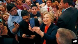 Ứng viên Tổng thống của Đảng Dân chủ Hillary Clinton chụp hình selfie với các ủng hộ viên tại El Centro, California, 2/6/2016.