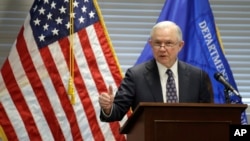 Bộ trưởng Tư pháp Jeff Sessions nói chuyện với các giới chức thi hành luật pháp địa phương, tiểu bang và liên bang về các 'thành phố lánh nạn' tại Las Vegas ngày 12/7/2017.