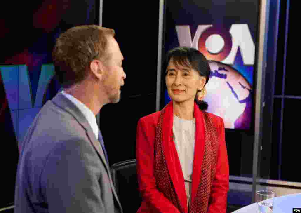 B&agrave; Aung San Suu Kyi trả lời phỏng vấn ph&oacute;ng vi&ecirc;n đ&agrave;i VOA Scott Stearns. (Alison Klein / VOA)