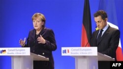 Tổng thống Pháp Nicolas Sarkozy (phải), và Thủ tướng Ðức Angela Merkel phổ biến một tuyên bố chung trong một cuộc họp báo tại hội nghị thượng đỉnh EU ở Brussels, ngày 4 tháng 2, 2011. Cuộc khủng hoảng tại Ai Cập chiếm phần lớn nghị trình của hội nghị.