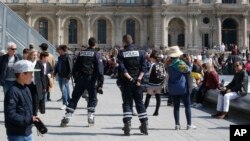 Cảnh sát Pháp tuần tra ở Paris.