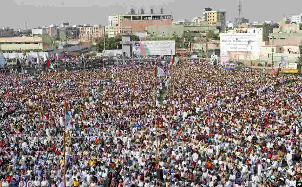 Ủng hộ vi&ecirc;n thuộc Phong tr&agrave;o Muttahida Qaumi dự buổi m&iacute;t-tinh ở Karachi, l&ecirc;n &aacute;n vụ tấn c&ocirc;ng nhắm v&agrave;o Malala Yousufzai, ng&agrave;y 14 th&aacute;ng 10, 2012.