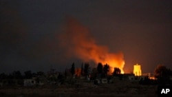 Khói bốc lên sau các cuộc đụng độ giữa quân đội và phe nổi dậy ở Syria, 20/11/2013