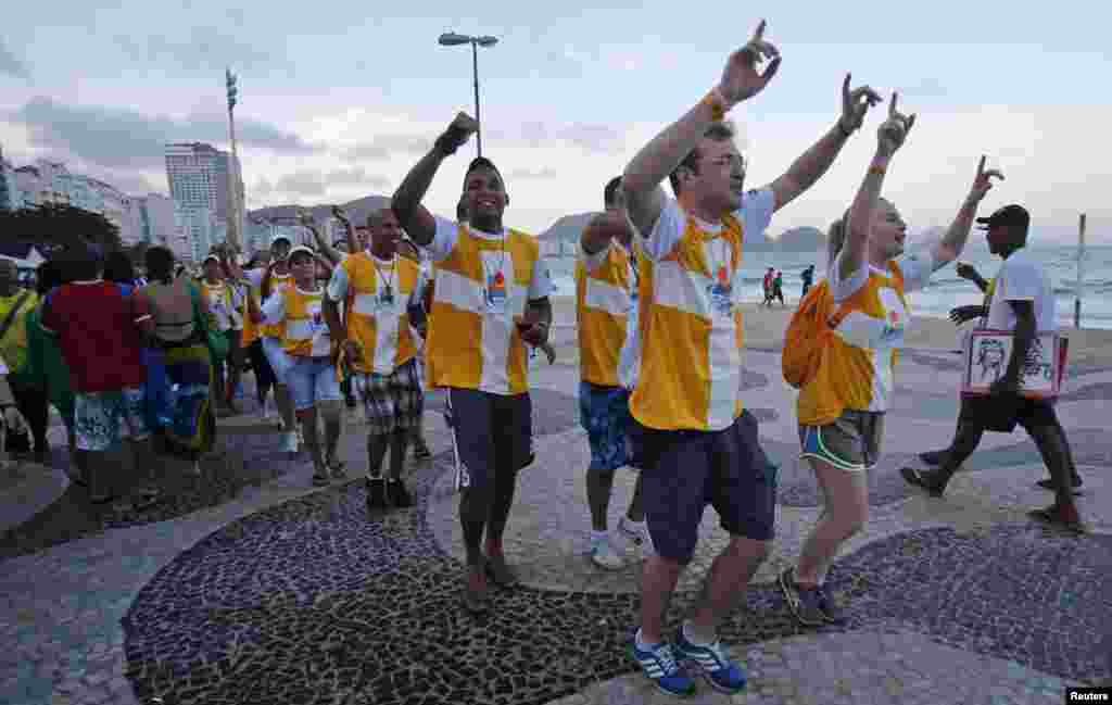 Thanh niên ca hát và nhảy múa trên bãi biển Copacabana trước chuyến thăm của Giáo hoàng đến Rio de Janeiro.