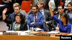 Bà Nikki Haley (phải) giơ tay bỏ phiếu chống một dự thảo nghị quyết của Nga, lên án việc oanh kích vào Syria hôm 14/4.