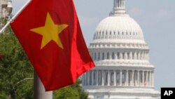 Lá cờ đỏ sao vàng của Việt Nam được nhìn thấy trước một khách sạn ở Thủ đô Washington nhân chuyến thăm Hoa Kỳ của Chủ tịch nước Việt Nam Nguyễn Minh Triết, 22/6/2007.