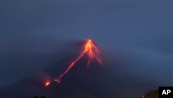 Núi lửa Mayon ở Philippines hoạt động, chính phủ nâng cảnh báo lên cấp độ 4.