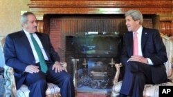 Ngoại trưởng Mỹ John Kerry nói chuyện với Ngoại trưởng Jordan Nasser Judeh trong cuộc họp tại dinh thự của đại sứ Mỹ ở Rome, ngày 9/5/2013.