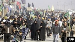 Người Hồi giáo Shia hành hương trên đường đến Karbala để dự lễ Arbaeen, hôm 9/1/12