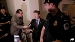 Thượng nghị sĩ Rand Paul trong một cuộc họp báo tại Điện Capitol ở Washington, 2/3/2017. Ông và nhiều thành viên đảng Cộng hòa nói rằng đề xuất thay thế Obamacare không đi đủ xa.