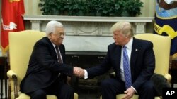 Tổng thống Donald Trump bắt tay nhà lãnh đạo Palestine Mahmoud Abbas trong cuộc họp tại Tòa Bạch Ốc ngày 3/5/2017. 