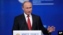 Tổng thống Nga Vladimir Putin phát biểu tại Diễn đàn Kinh tế Quốc tế ở St. Petersburg, Nga, ngày 2/6/2017. 