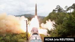 KCNA hôm 16/9 công bố hình ảnh Triều Tiên phóng tên lửa từ tàu hỏa.