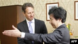 Bộ trưởng Tài chính Hoa Kỳ Timothy Geithner và Bộ trưởng Tài chính Nhật Bản Jun Azumi tại Tokyo, ngày 12/1/2012