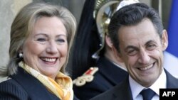 Ngoại trưởng Hoa Kỳ Hillary Clinton (trái) và Tổng thống Pháp Nicolas Sarkozy tại hội nghị G 8