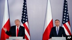 Tổng thống Hoa Kỳ Donald Trump phát biểu trong cuộc họp báo chung với Tổng thống Ba Lan Andrzej Duda tại điện Royal Castle ở Warsaw, Ba Lan, ngày 6/7/2017. 