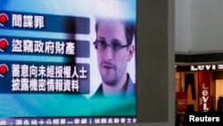 Edward Snowden bị chính phủ Mỹ truy tố tội làm gián điệp, đánh cắp và các tội khác.