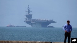 USS Carl Vinson cập cảng Tiên Sa ở Đà Nẵng.