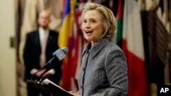 Cựu ngoại trưởng Hoa Kỳ Hillary Clinton nói chuyện tại một cuộc họp báo, 10/3/15