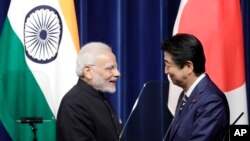 Thủ tướng Ấn Độ Narendra Modi, và Thủ tướng Nhật Bản Shinzo Abe trong cuộc họp báo chung tại Tokyo ngày 29/10/2018. 