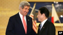 Ngoại trưởng Hoa Kỳ John Kerry (trái) và Ngoại trưởng Nhật Bản Fumio Kishida trước cuộc hội đàm tại Bộ Ngoại giao Nhật Bản ở Tokyo, 14/4/13