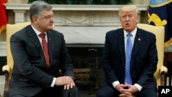 Tổng thốngt Donald Trump phát biểu trong cuộc họp với Tổng thống Ukraine, Petro Poroshenko tại Phòng Bầu dục Tòa Bạch Ốc ngày 20/6/2017.