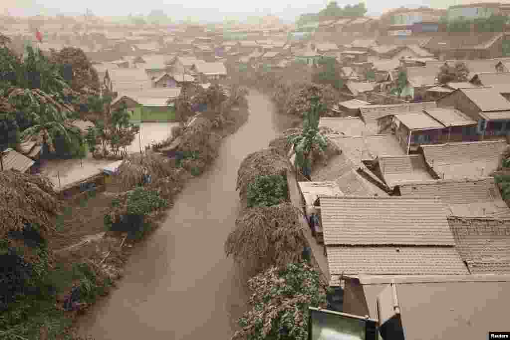 Tro bụi từ núi lửa Kelud bao trùm lên nhà cửa&nbsp;tại thị trấn Yogyakarta, ngày 14/2/2014.