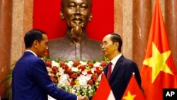 Tổng thống Indonesia Joko Widodo hội đàm với Chủ tịch Trần Đại Quang tại Phủ chủ tịch ở Hà Nội hôm 11/9.