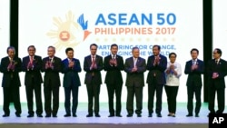 Bộ trưởng Ngoại giao Việt Nam Phạm Bình Minh (thứ tư từ trái sang) tại hội nghị của ASEAN ở Philippines hôm 5/8.