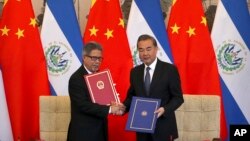 Ngoại trưởng Trung Quốc Vương Nghị (phải và Ngoại trưởng El Salvador Carlos Castaneda tại lễ ký kết thiết lập quan hệ ngoại giao giữa hai nước tại Bắc Kinh hôm 21/8. Quốc gia Trung Mỹ này cắt đức quan hệ ngoại giao với Đài Loan để chuyển sang quan hệ với Trung Quốc.