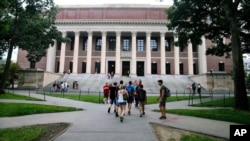 ĐH Harvard của Mỹ là một trong những trường bị ảnh hưởng nặng nề bởi qui định mới của ICE. 