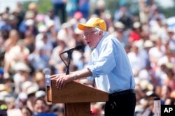 Bernie Sanders phát biểu trong một buổi vận động tranh cử ở Palo Alto, bang California, ngày 1 tháng 6, 2016.