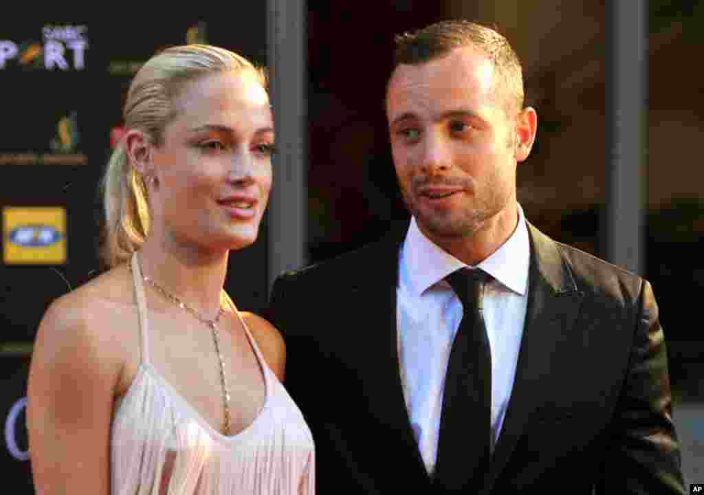 Oscar Pistorius v&agrave; bạn g&aacute;i Reeva Steenkamp xuất hiện trong một buổi lễ trao giải ở th&agrave;nh phố Johannesburg, Nam Phi, ng&agrave;y 4 th&aacute;ng 11, 2012. 